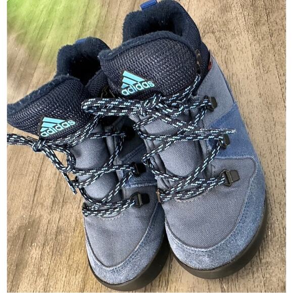 size 12K adidas Unisex-Child Terrex Climawarm Snowpitch Shoe - Picture 1 of 8